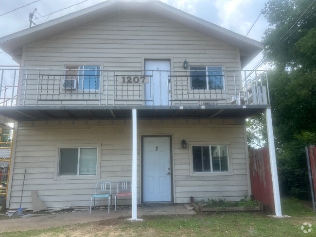 Building Photo - 1207 N Ross Ave
