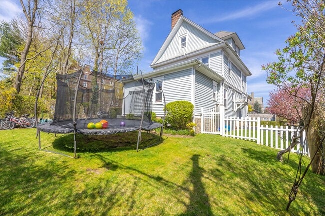 Building Photo - 27 Meadow Ave