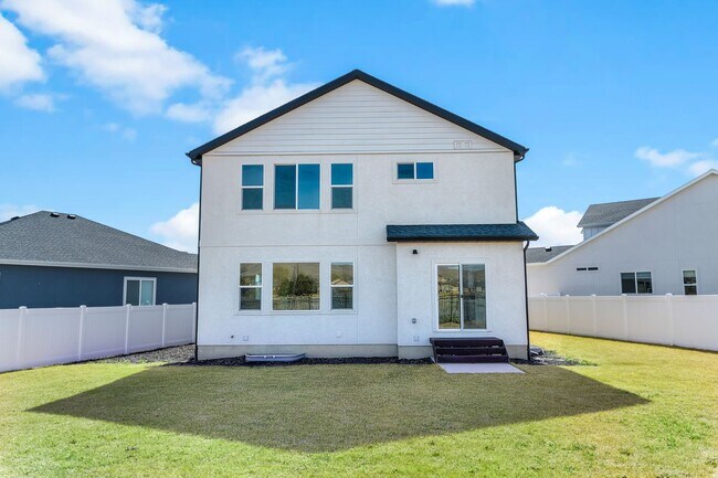 Building Photo - Golf Course Living with Incredible Views and Finished Basement