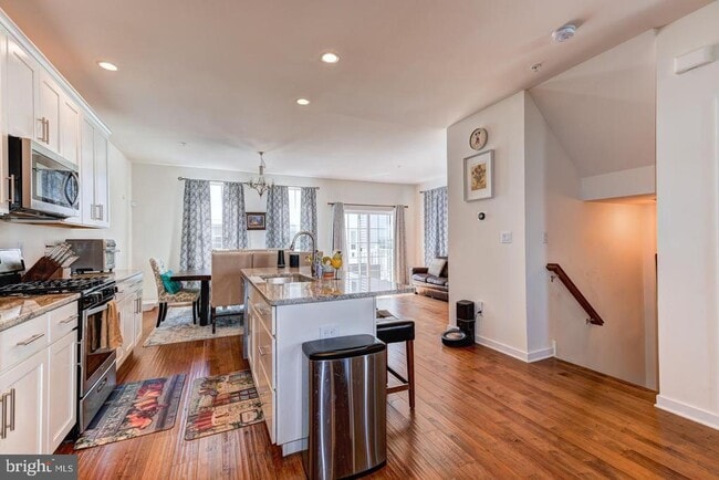 Building Photo - 10 Manchester Dr