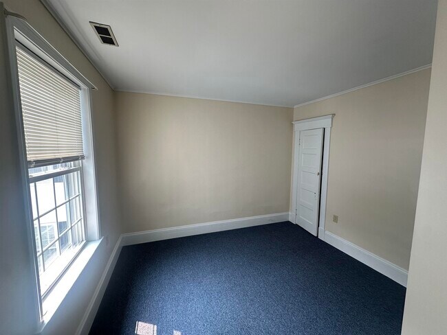 Building Photo - 3027 Brown Ave