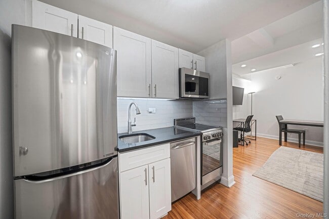 Building Photo - 150 W 51st St