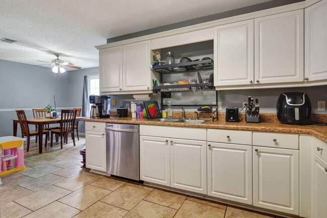 Building Photo - 3 Bedroom in Navarre! Move In $200 off 1st...