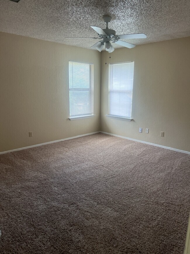 Building Photo - 2 bedroom 2.5 bath with 2 car garage!