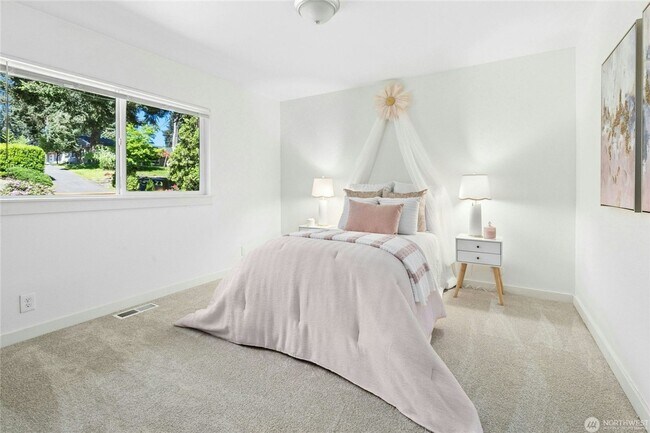 Building Photo - Spacious Richmond Highlands Retreat with Modern Updates & Flexible Living