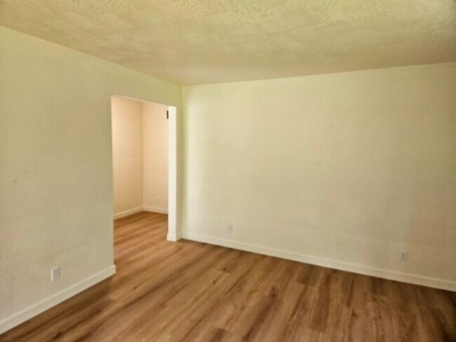 Building Photo - 3Bd/2Ba Single Story House - For Viewing!