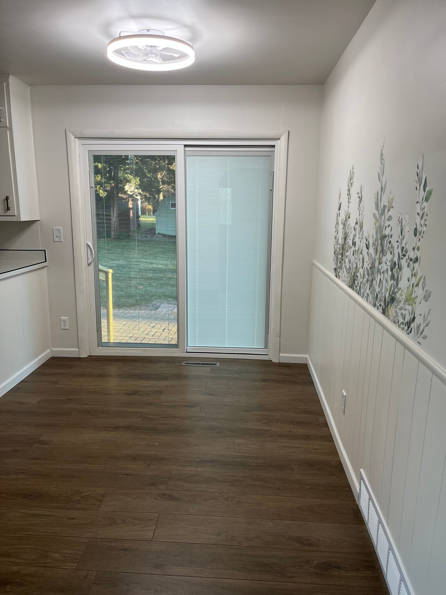 Dining area - 3249 W Breese Rd
