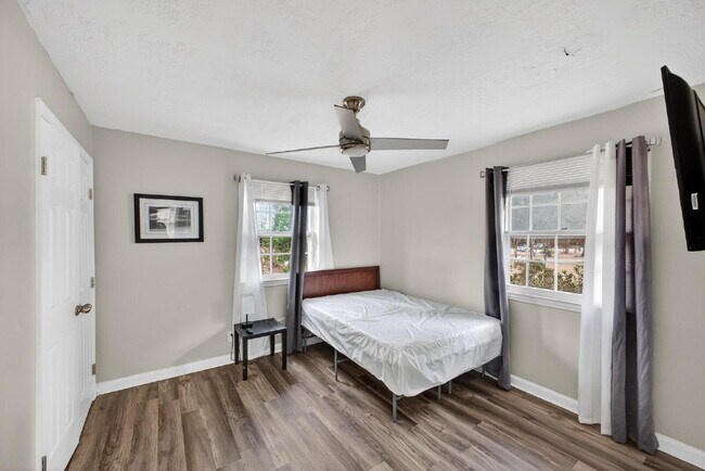 Building Photo - Fully Furnished Modern Ranch with Amazing Kitchen!