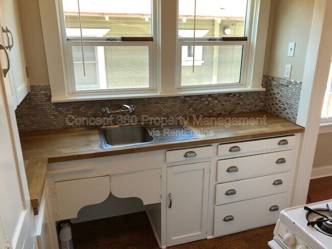 Building Photo - 1144 E Appleton St