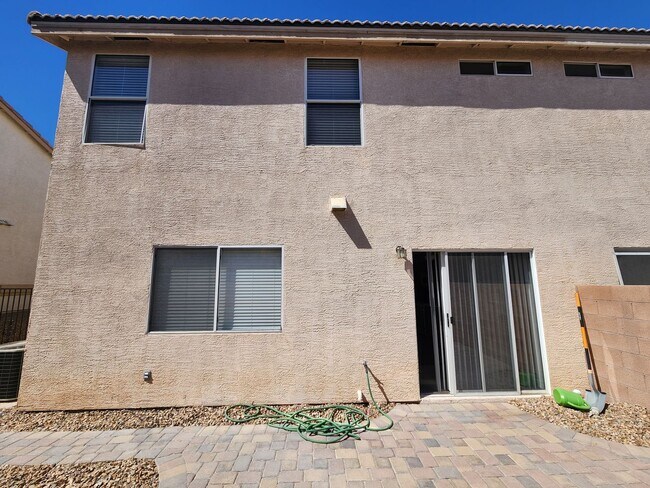 Building Photo - HENDERSON: 3 bed/2.5 bath Townhome with Spacious Kitchen, Private Backyard, Large Primary Suite &...