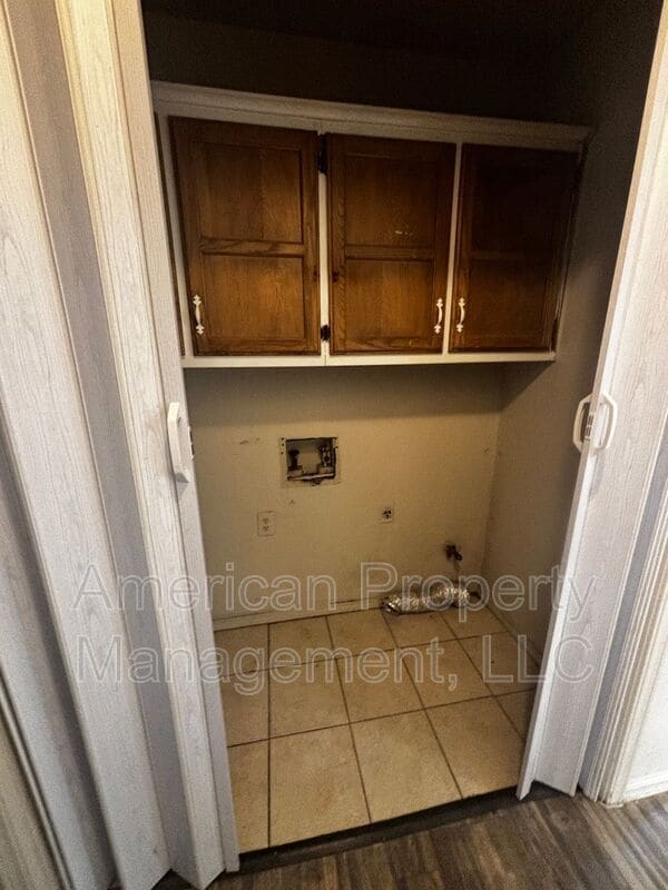 Building Photo - 1808 W 58th St