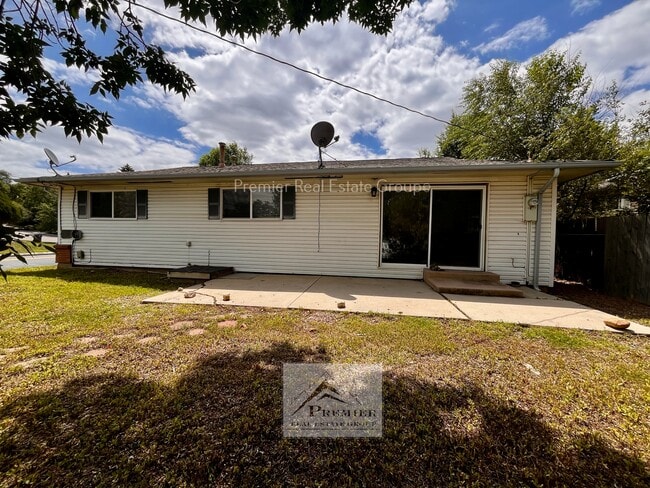 Building Photo - 1304 Rainier Dr