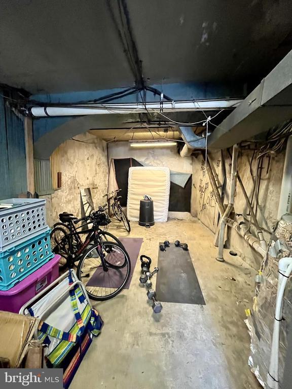 Building Photo - 125 Maple St