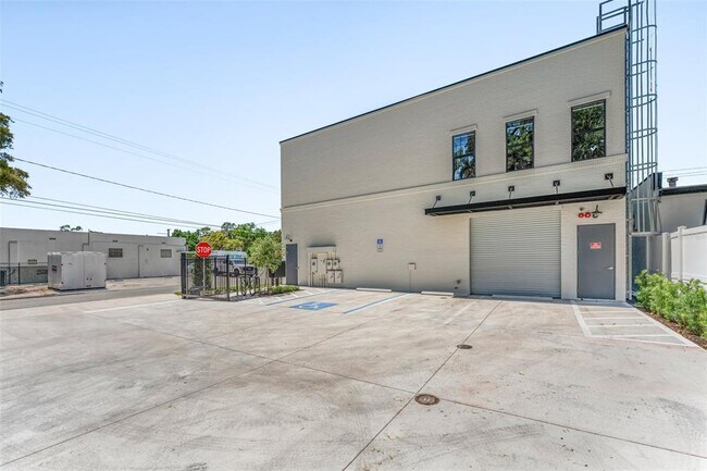 Building Photo - 902 E Curtis St