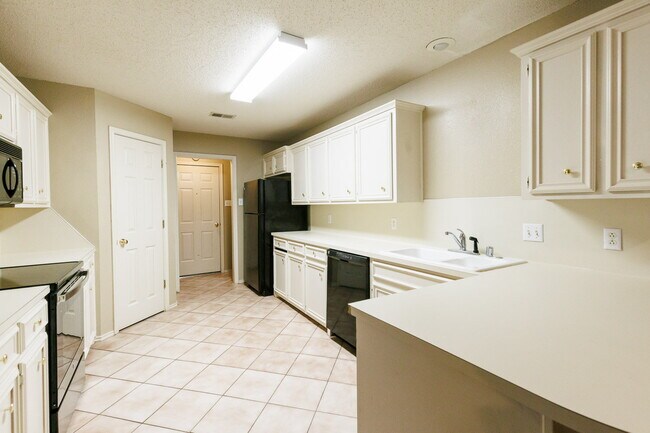 Building Photo - Welcome to this Spacious 2-Bedroom Home!