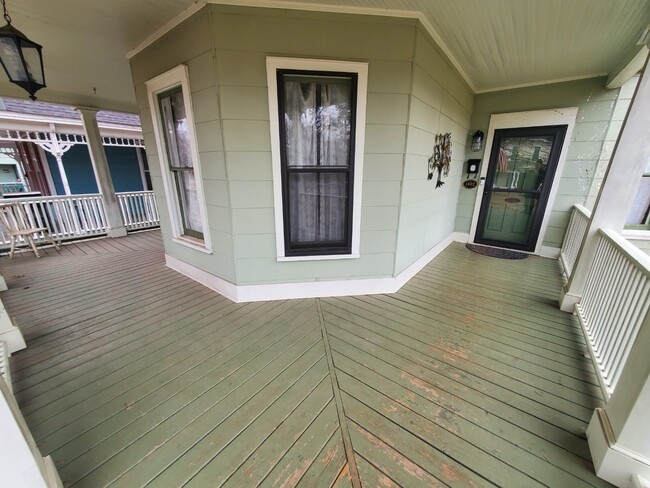 Building Photo - 633 Moulton St E