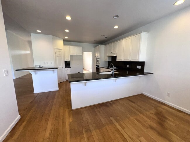 Building Photo - 553 W Fallbrook Ave