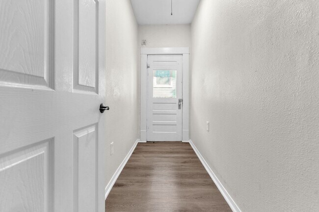 Building Photo - All Units Are Available With Brandnew Full Appliance Package