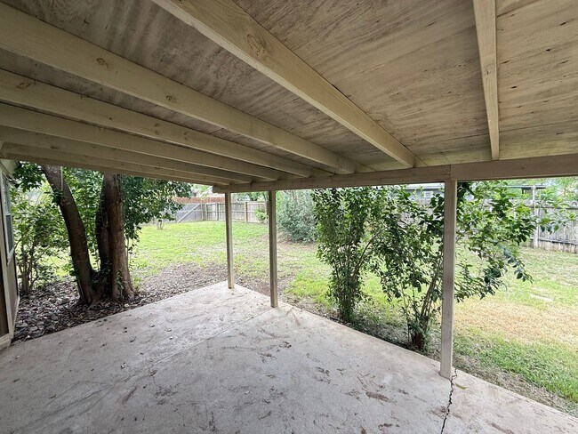 Building Photo - Large lot With Mature Trees and a Spacious...