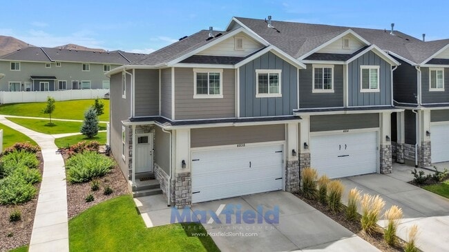 Building Photo - Spacious 5-Bedroom End-Unit Townhome with ...