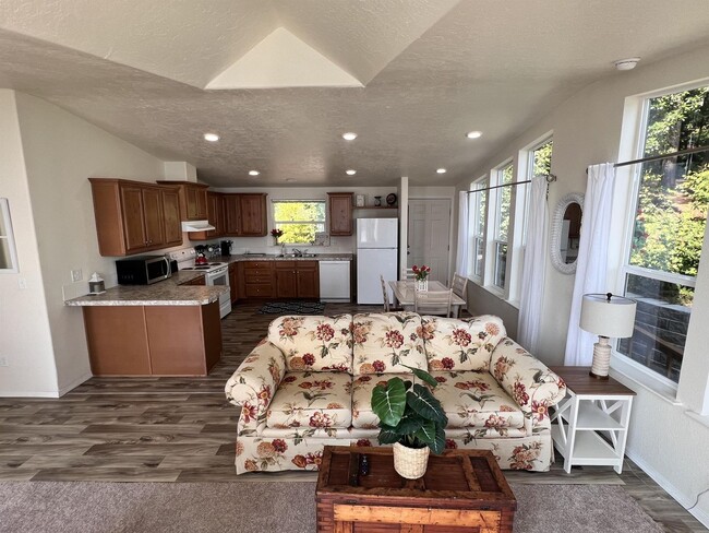 Building Photo - FULLY FURNISHED 2bed 1.5 bath HOME Waterfront