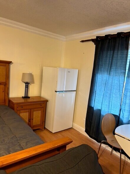 has full size refrigerate - 600 NW 7th Ave