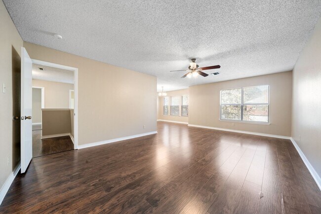 Building Photo - 4 Bedroom/2.5 Bath Redland Springs Subdivision