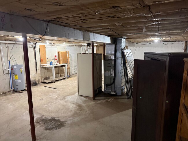 Building Photo - 3 Bedroom 2 Bathroom Fully Furnished Home ...