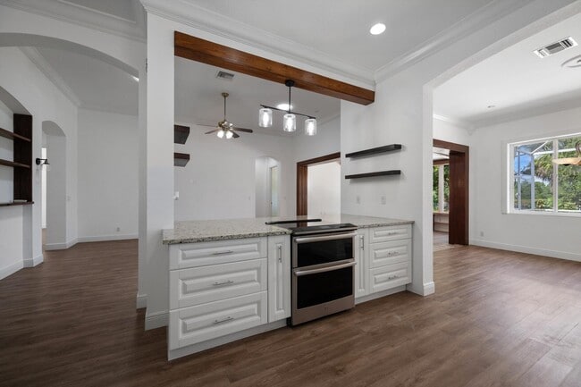 Building Photo - 9150 Bay Harbour Cir