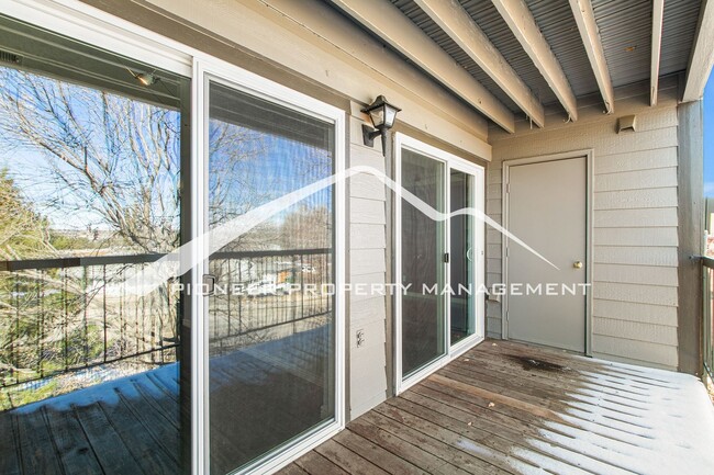 Building Photo - Cozy Condo with Balcony and Washer/Dryer