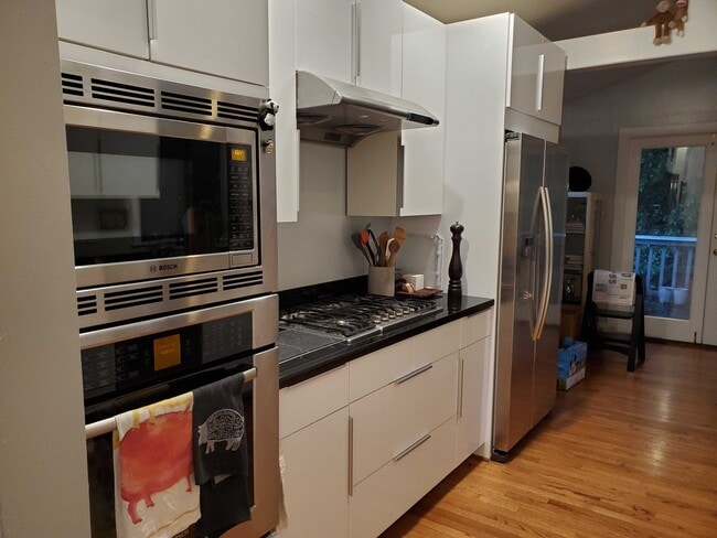 Building Photo - 710 Redwood Ave