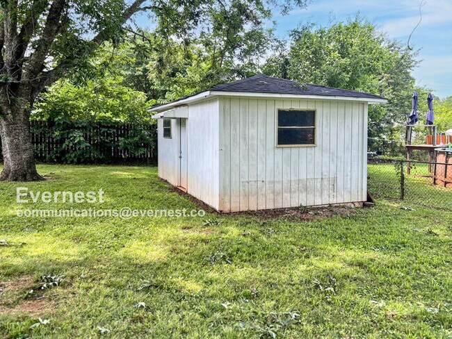 Building Photo - 3302 Village Dr SW