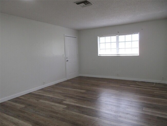 Building Photo - 4240 Woodside Dr