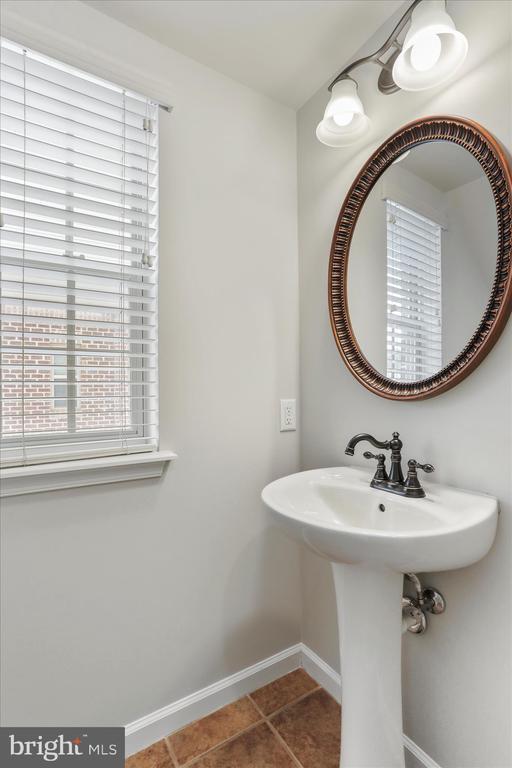 Building Photo - 9 Delano Dr