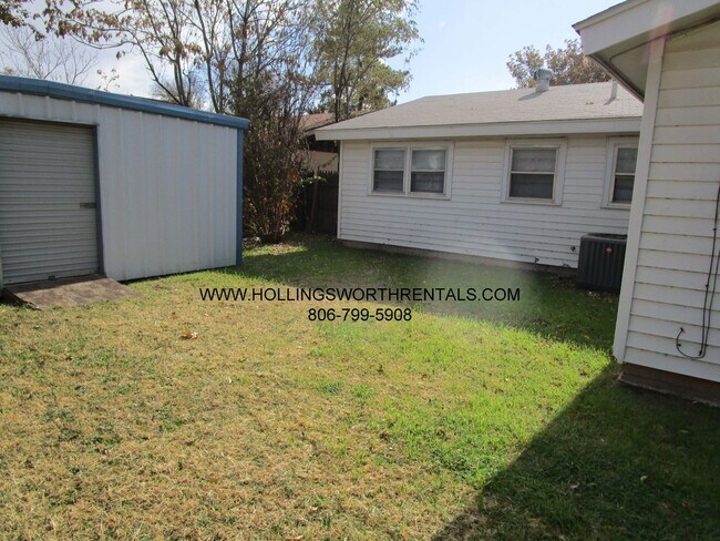 Building Photo - Large 3 bedroom 1.5 bath w/ 2 living areas, bonus room and Laundry room