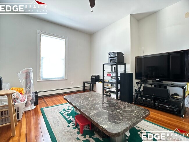 Building Photo - 287 Market St