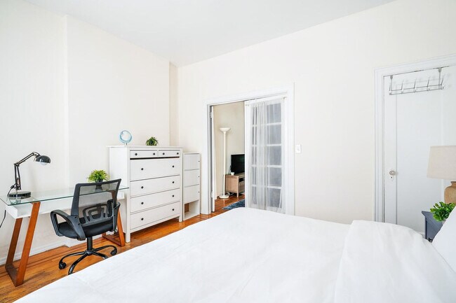 Building Photo - 223 E 14th St