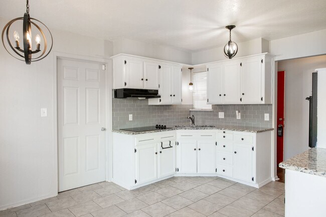 Building Photo - Beautiful home for lease near Hefner & Penn