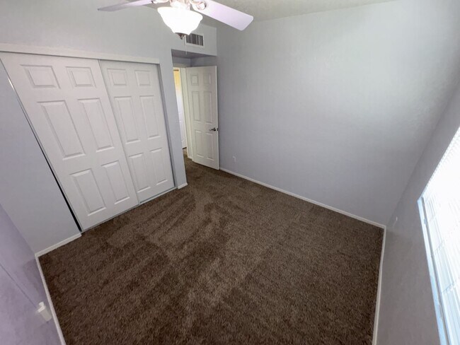 Building Photo - Beautiful eastside location