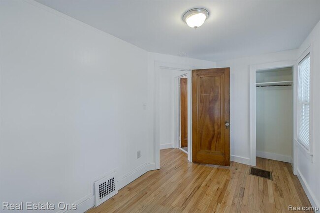 Building Photo - 122 W Houstonia Ave