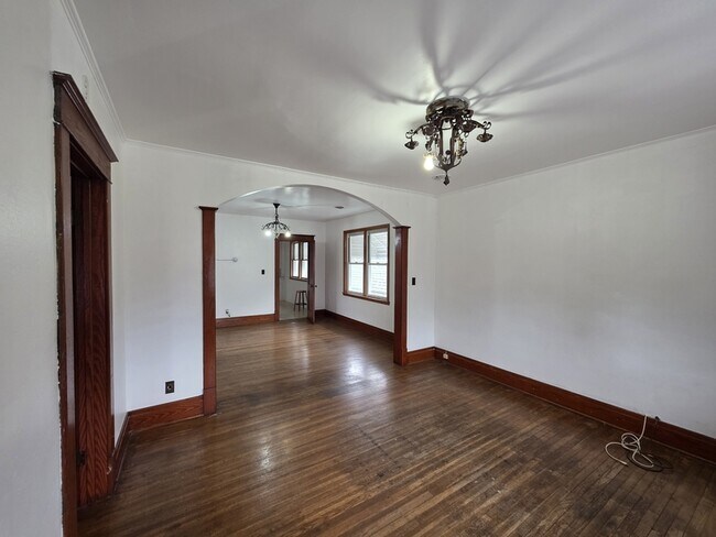 Building Photo - 325 Barnard St