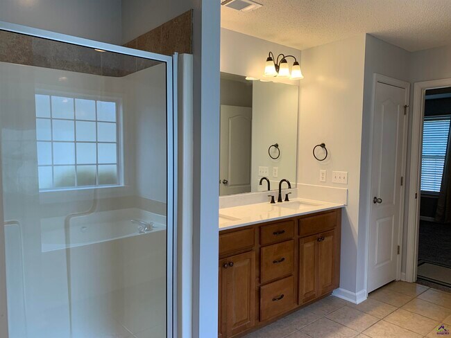 Building Photo - 110 Amber Dr