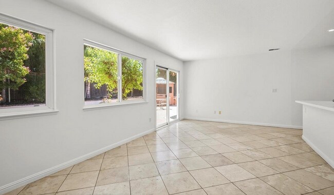 Building Photo - 4 bed 2 bath move-in ready home located in...
