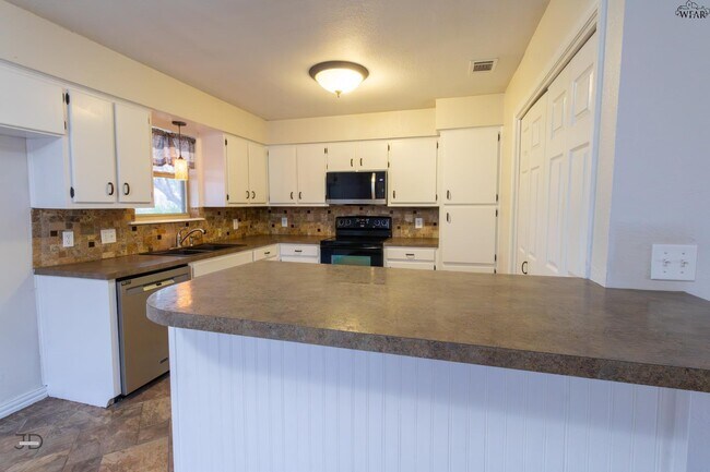 Building Photo - 1302 Mockingbird Dr