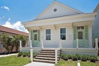 Building Photo - Newly Updated 2BD/2BA Near Oak St