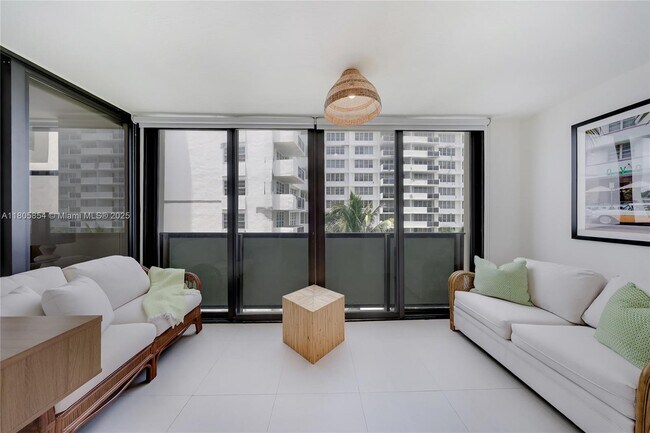 Building Photo - 1621 Collins Ave