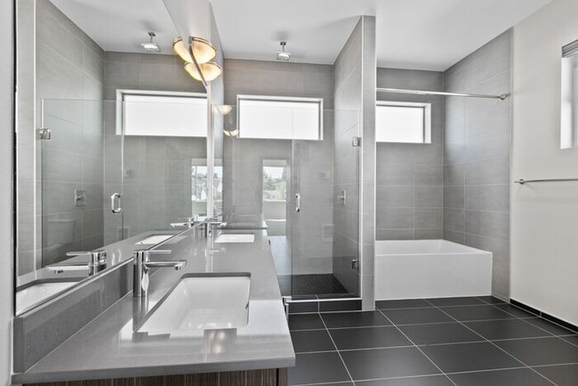 Building Photo - Air Conditioned Judkins Parkside Townhome ...