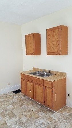 Building Photo - Move Right In!  What a great value