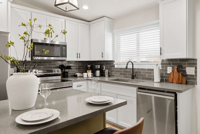 Building Photo - 4530 W Paradise Dr