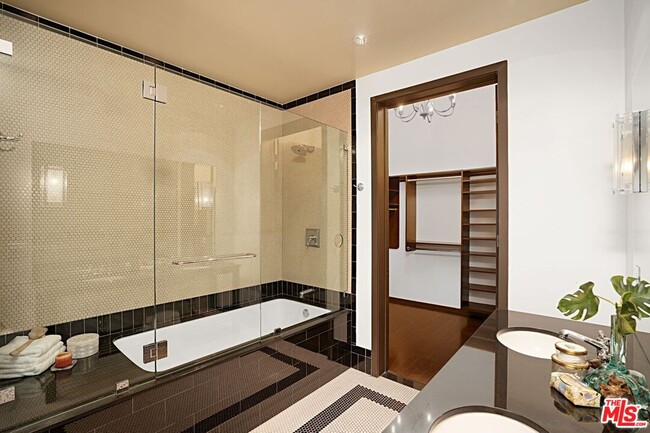 Building Photo - 1645 Vine St